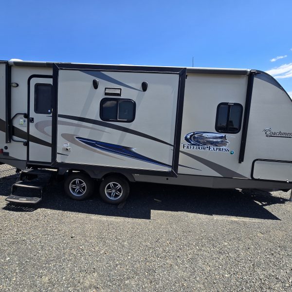 2014 Freedom Express 233RBS